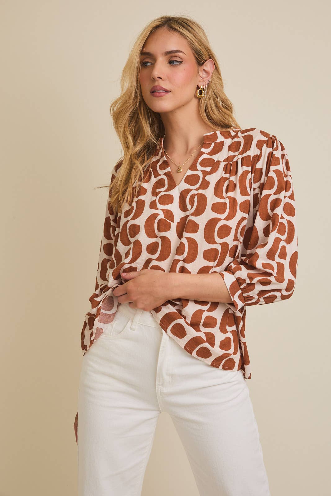 NOTCH NECK 3/4 SLEEVE ABSTRACT TOP