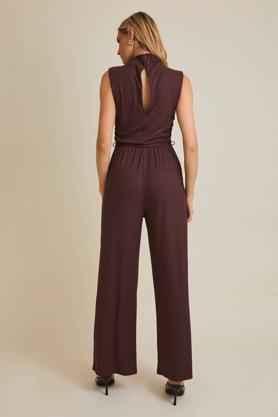 MOCK NECK SLEEVELESS WAIST TIE JUMPSUIT: CHOCOLATE / S,M,L