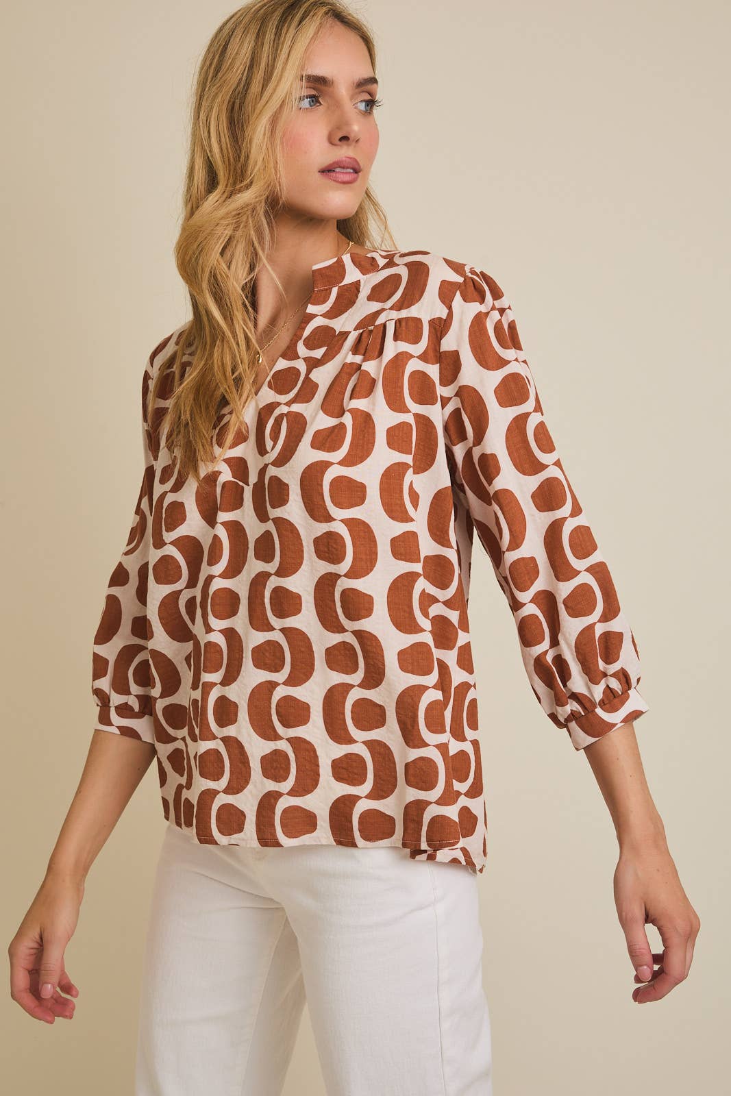 NOTCH NECK 3/4 SLEEVE ABSTRACT TOP