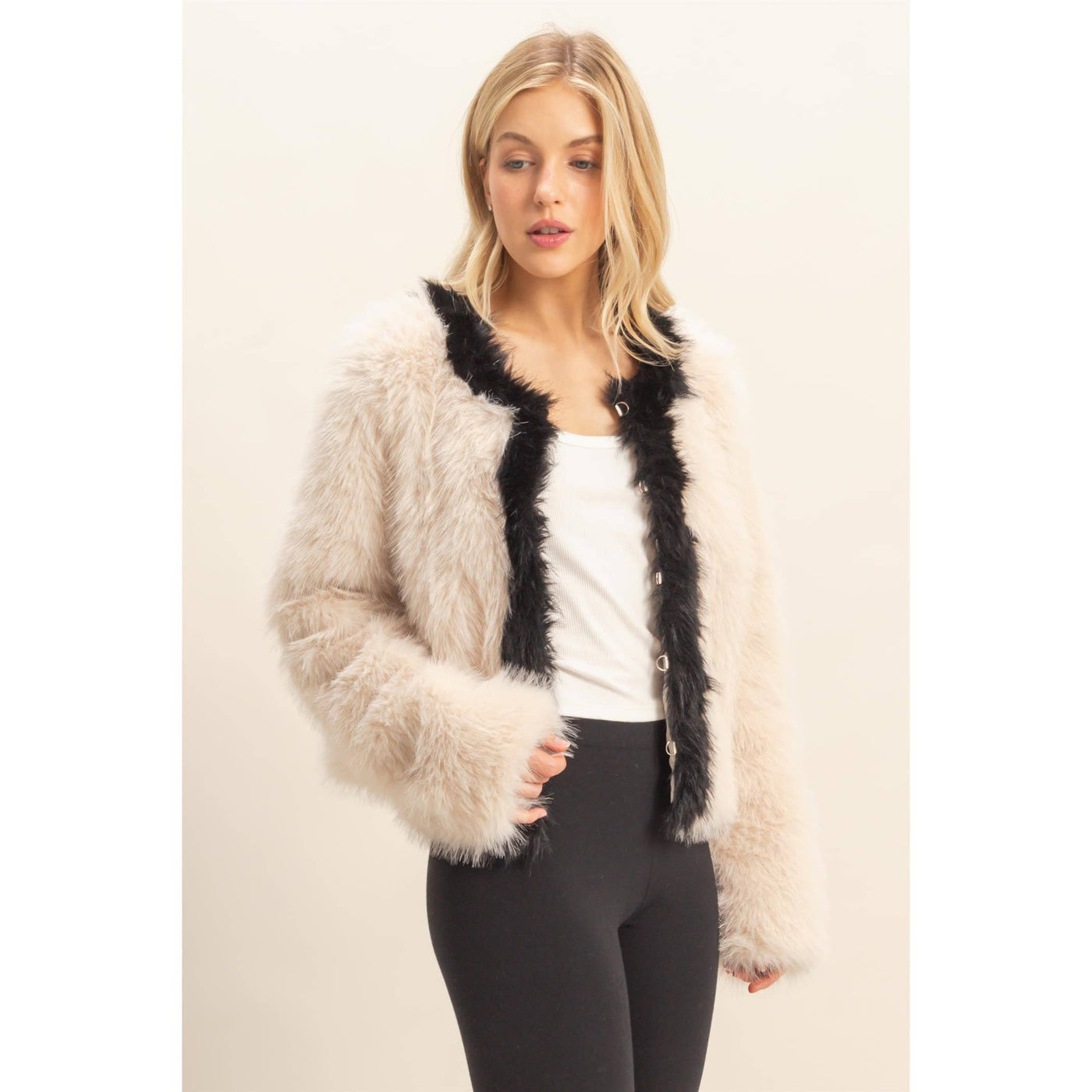 Contrasting Trimmed Faux Fur Jacket: CREAM / S-M-L