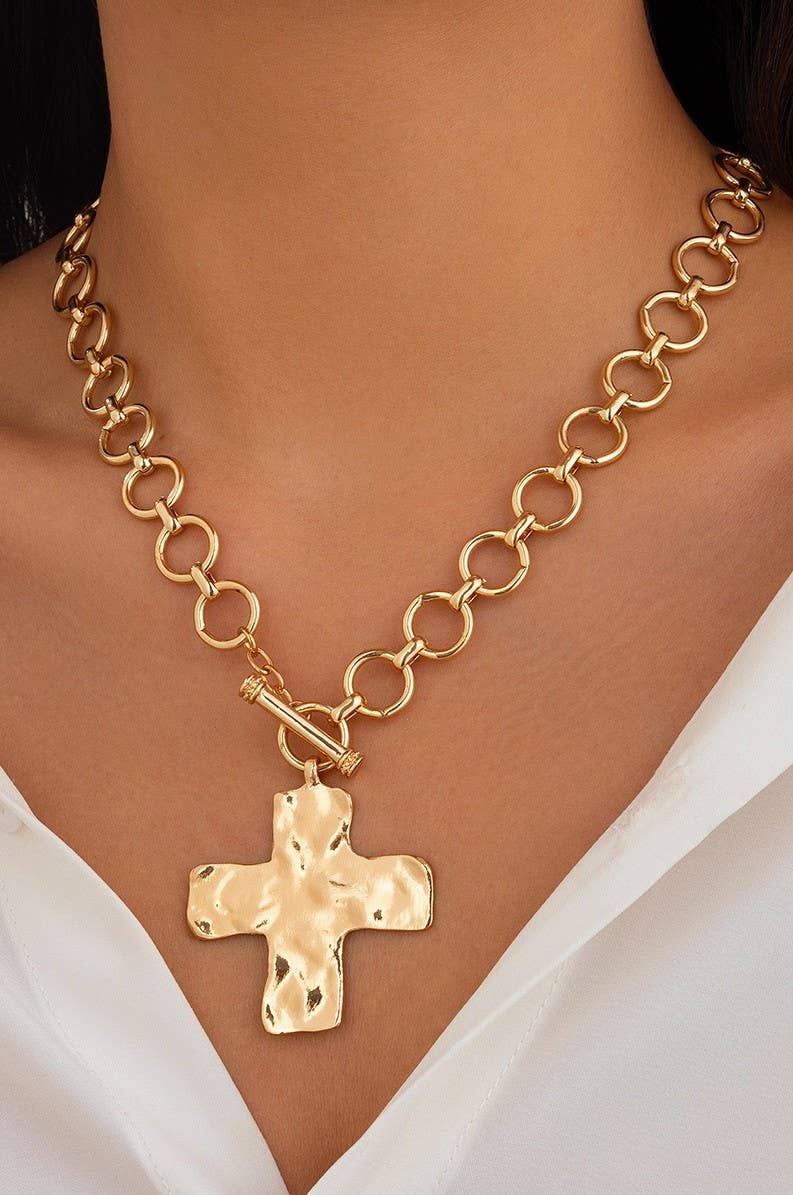 NOTABLE HAMMERED CROSS FRONT TOGGLE NECKLACE | 40NK9474: GOLD