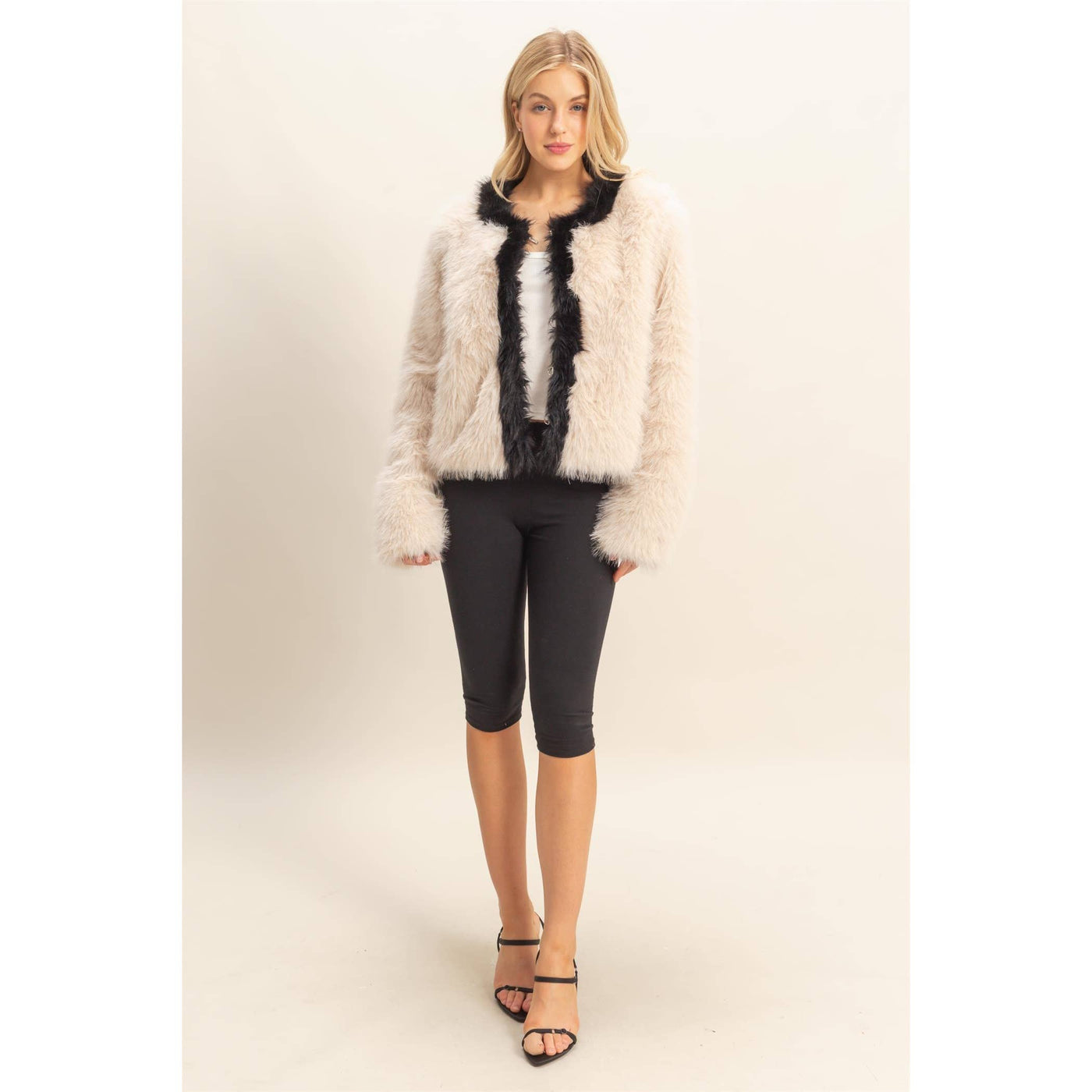 Contrasting Trimmed Faux Fur Jacket: CREAM / S-M-L