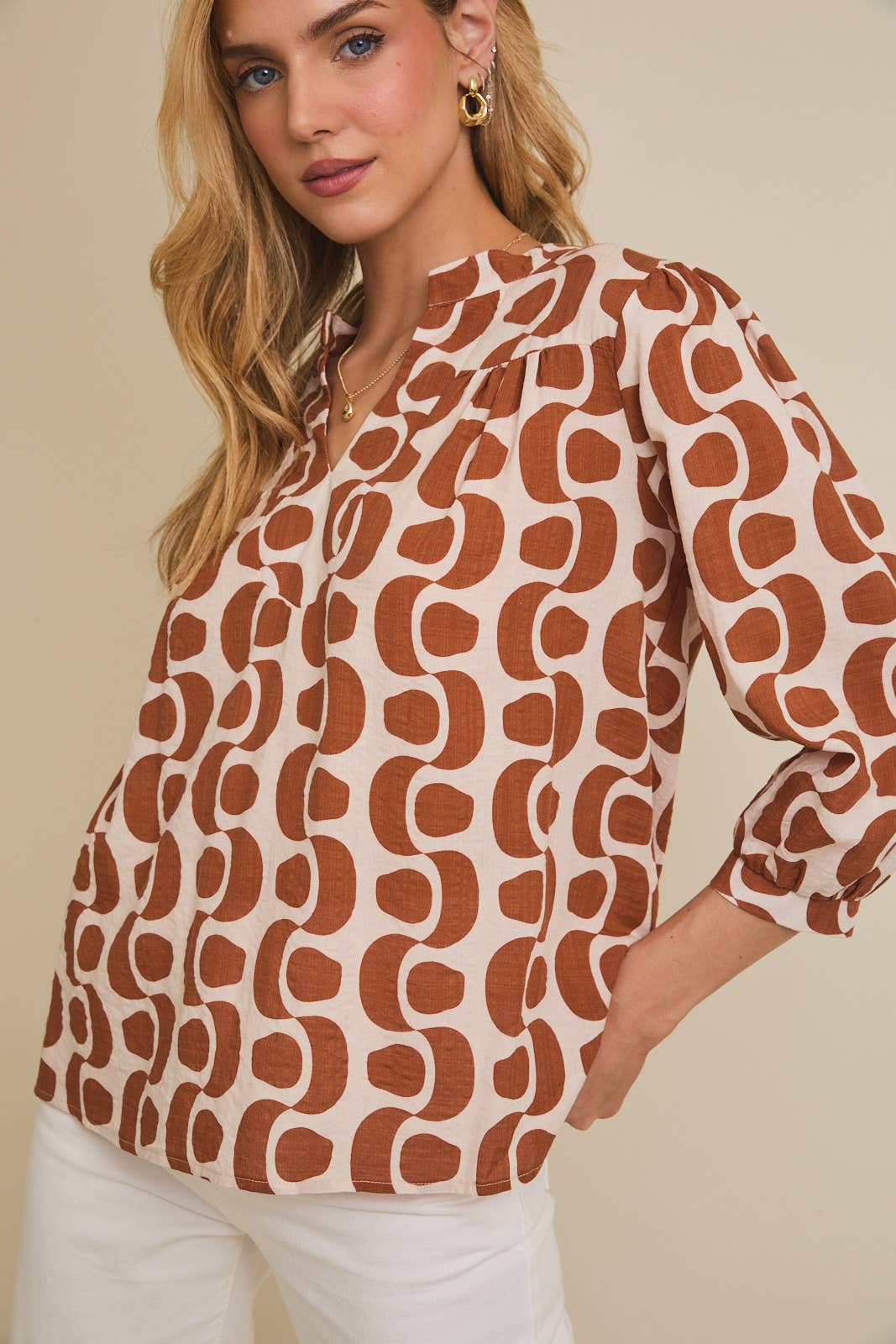 NOTCH NECK 3/4 SLEEVE ABSTRACT TOP